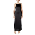 Kleid mit hohem Ausschnitt